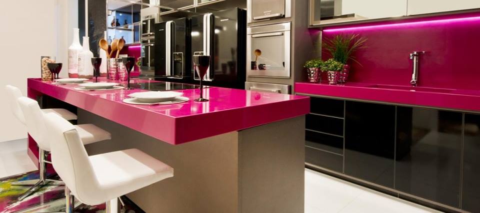 O pink com preto deixa o ambiente sofisticado (Foto: Reprodução)